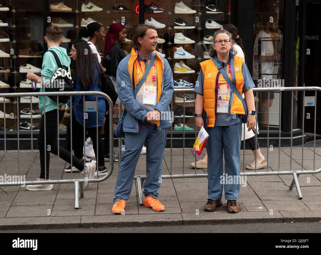Un volontario dei Giochi del Commonwealth mentre il Baton della Regina passa attraverso il centro di Coventry. Foto Stock