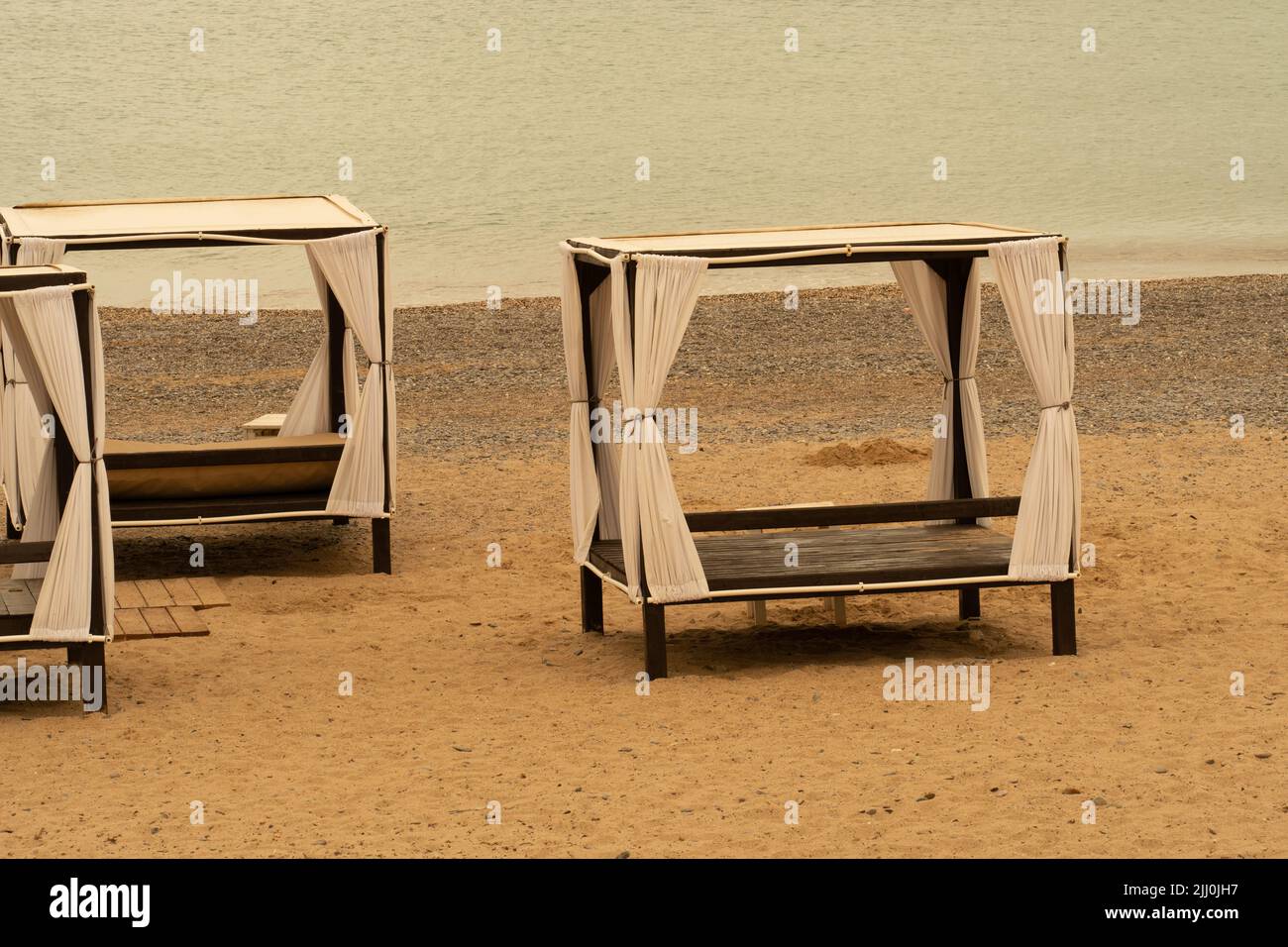 Baldacchino relax estate mare spiaggia di lusso resort idilliaco bianco concetto, concetto di lusso sole da tropicale da viaggio cabina, tenda vacanza Foto Stock