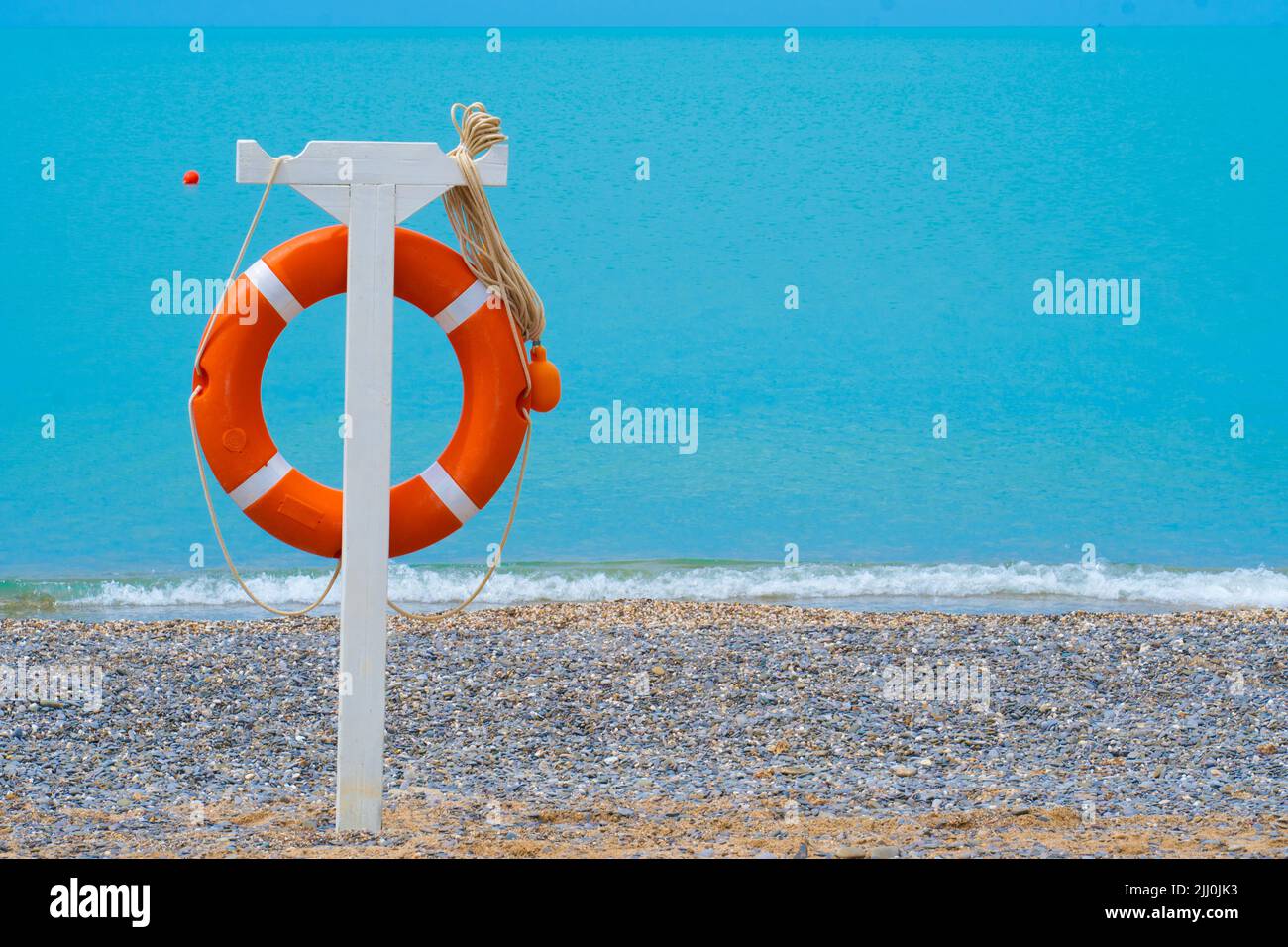 Sicurezza vacanza spiaggia mare lifbuoy resort concetto nuoto sicuro salvataggio, concetto rosso buoy da lifesaver da mare nuoto, cintura di assistenza. Nautica Foto Stock