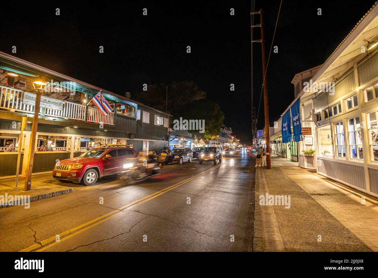 Uno sguardo giù Front Street di notte a Lahaina, Maui, Hawaii. Foto Stock