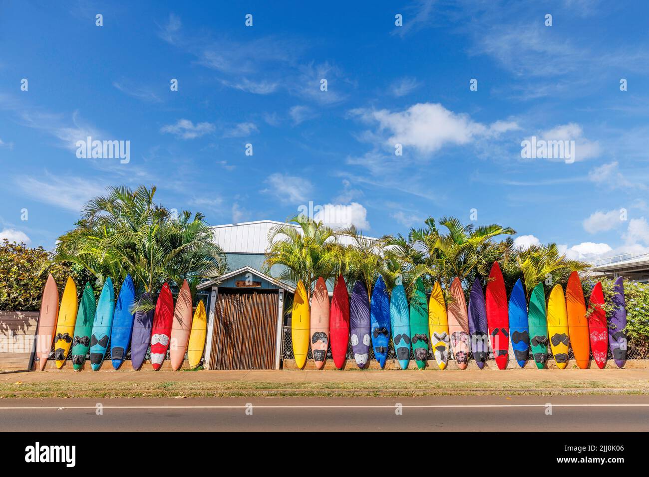 Una colorata recinzione da surf vicino alla città di Paia lungo la strada per Hana sull'isola di HawaiiÕs di Maui. Foto Stock