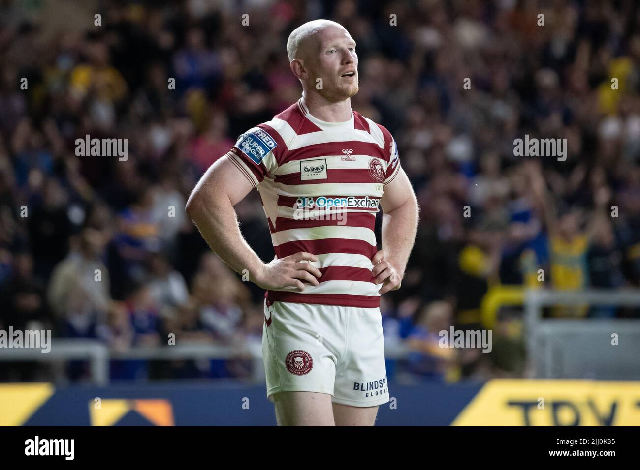 Un abbattuto Liam Farrell #12 dei Guerrieri Wigan a tempo pieno dopo aver perso 42-12 a Leeds Foto Stock