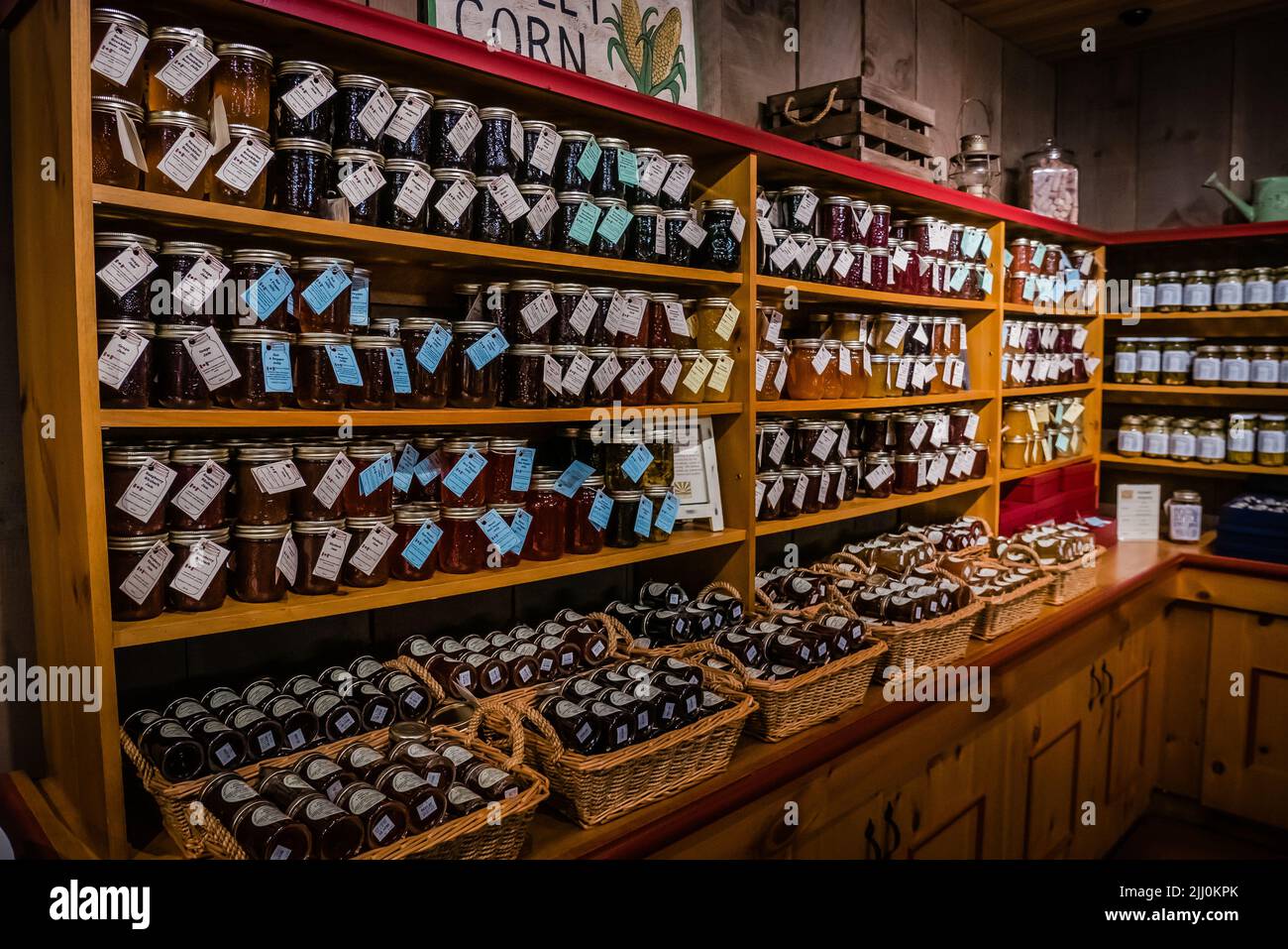 Marmellata fatta in casa per la vendita in un negozio di mercato contadino locale Foto Stock
