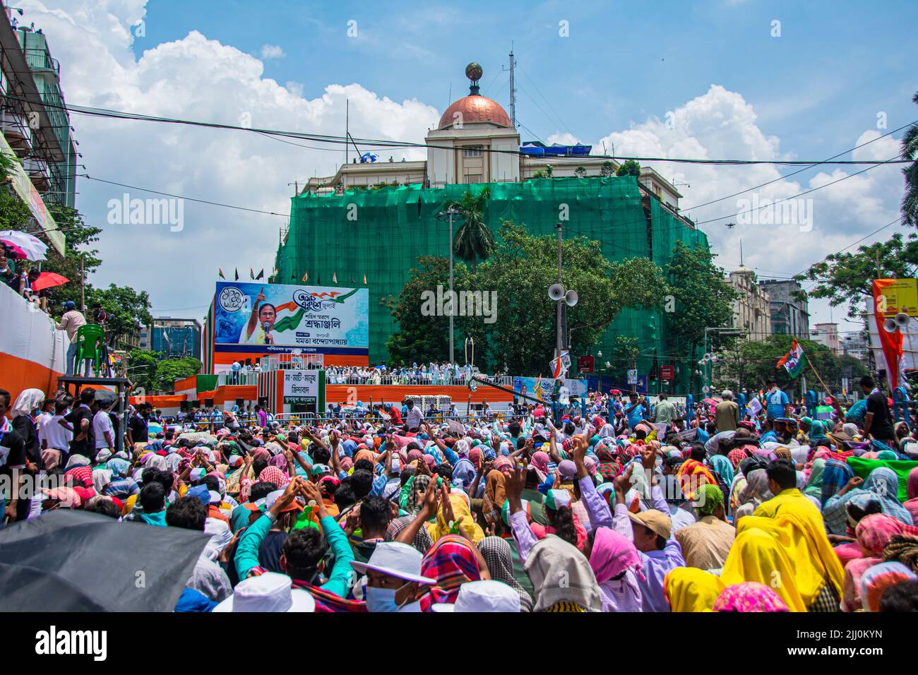 21 luglio 2022, Kolkata, Bengala Occidentale, India: Il Rally del Martire del 21 luglio è un raduno di massa annuale organizzato dal Congresso Trinamool per commemorare il 1993 Kolkata che spara come Martire' Day. Almeno 13 persone sparate dalla polizia di Kolkata, durante un raduno del Congresso dei giovani del Bengala Occidentale sotto la guida di Mamata Banerjee il 21 luglio 1993, chiedendo al contempo che la carta d'identità di Voter sia resa unico documento richiesto per il voto. Gli ultimi due anni a causa della pandemia il Trinamool Congress Supremo si era rivolto al rally virtualmente, è una mega celebrazione quest'anno. (Credit Image: © Sudip Chanda/Pacific Press Foto Stock