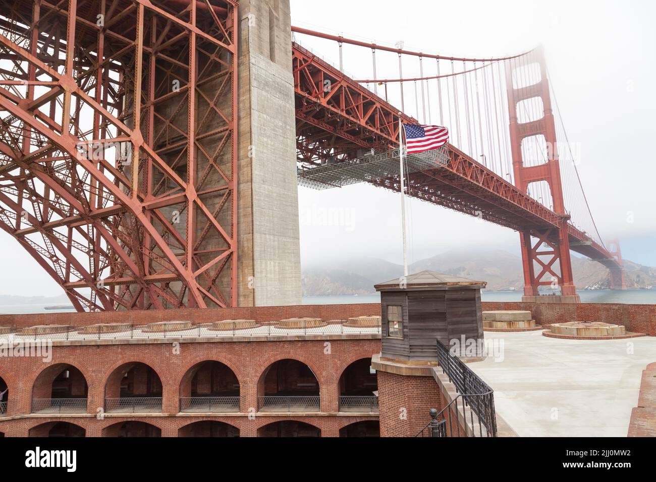 Vista del ponte Golden Gate dal tetto di Fort Point, San Francisco, California, USA Foto Stock
