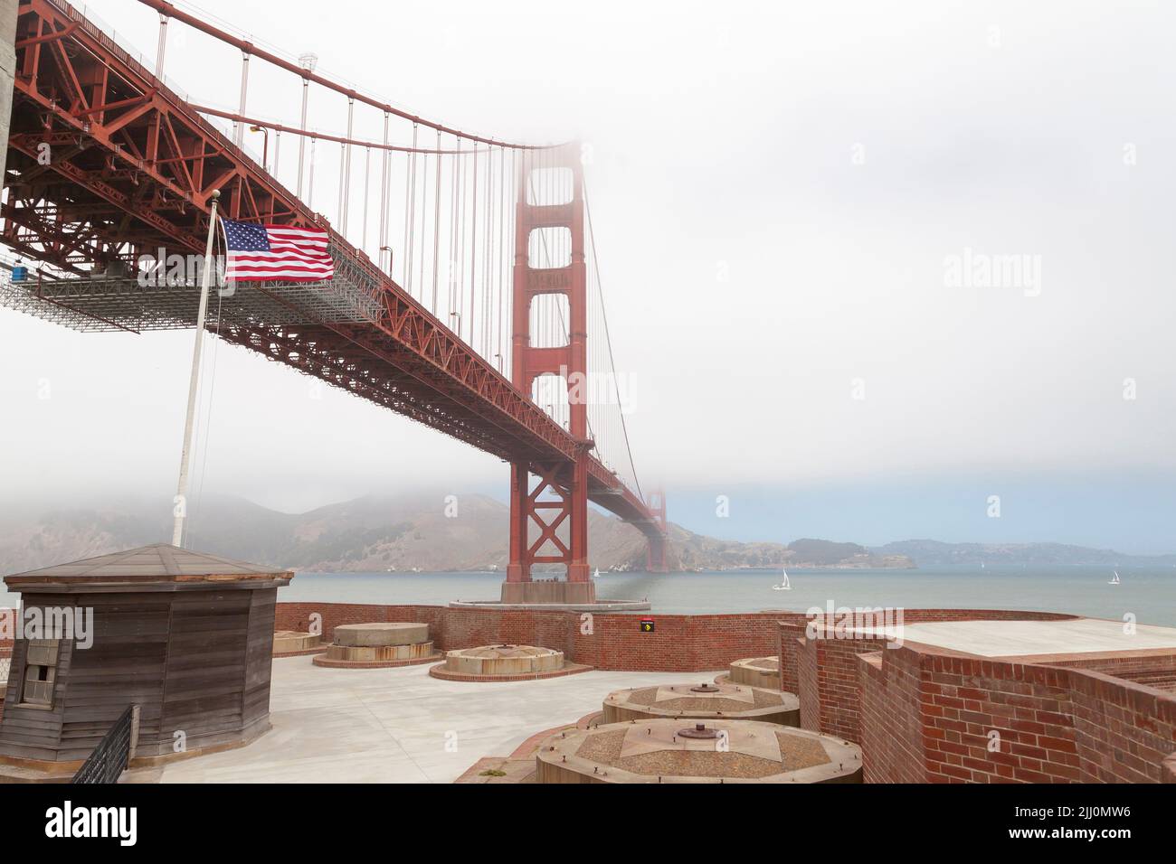 Vista del ponte Golden Gate dal tetto di Fort Point, San Francisco, California, USA Foto Stock