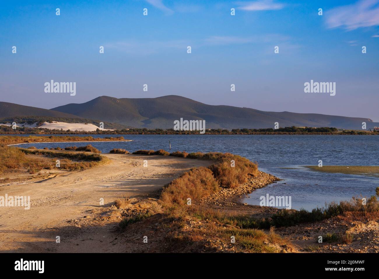 Paesaggio di prima serata vicino al porto di Porto Pino sull'isola di Sardegna, Italia Foto Stock