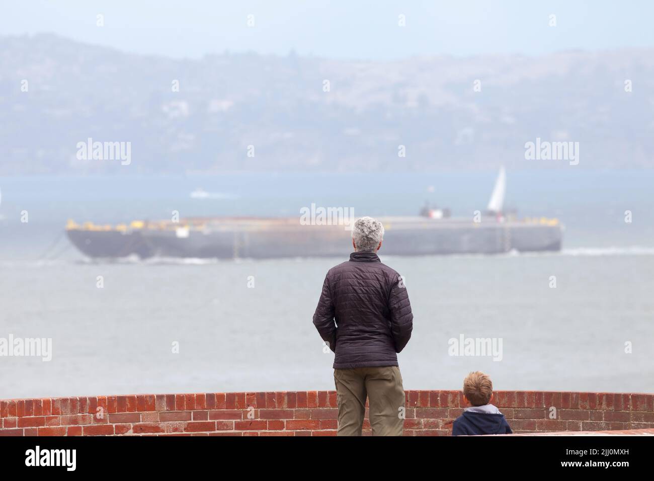 Visitatori in piedi sul tetto di Fort Point, San Francisco, California, USA Foto Stock