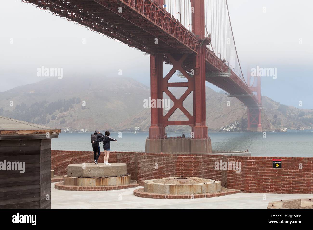 Visitatori in piedi sul tetto di Fort Point, San Francisco, California, USA Foto Stock