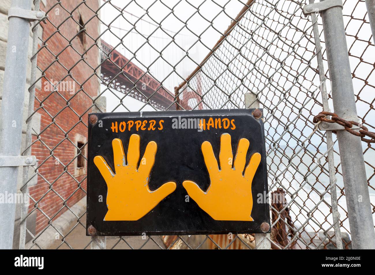 Hoppers mani segno creato da Ironworker e volontario suicida soccorritore Ken Hopper nel 2000 appeso dalla recinzione chainlink a Fort Point sotto a. Foto Stock
