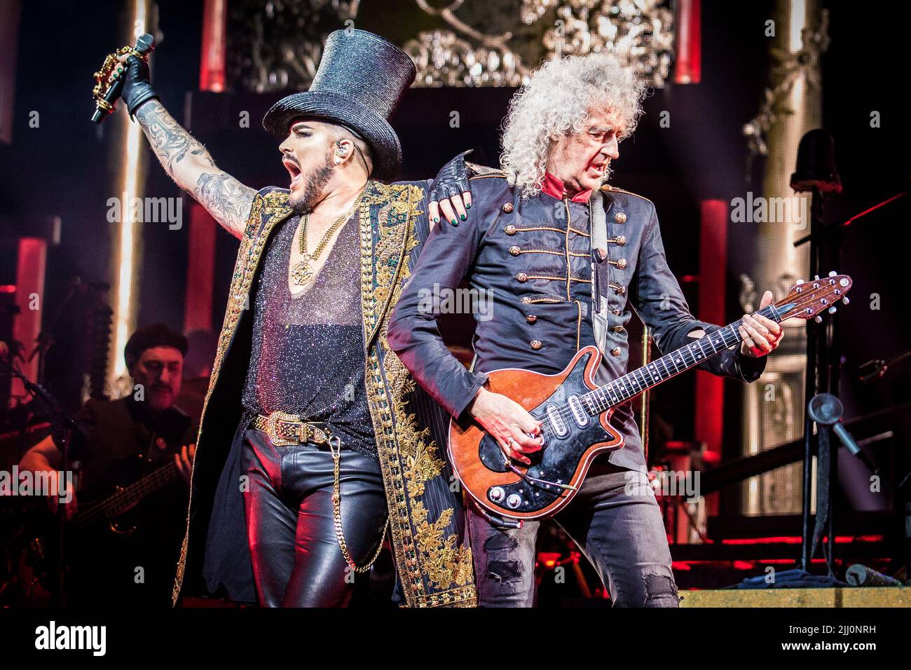 Adam Lambert con Brian May of Queen che si esibisce dal vivo in tour nel 2022 Foto Stock