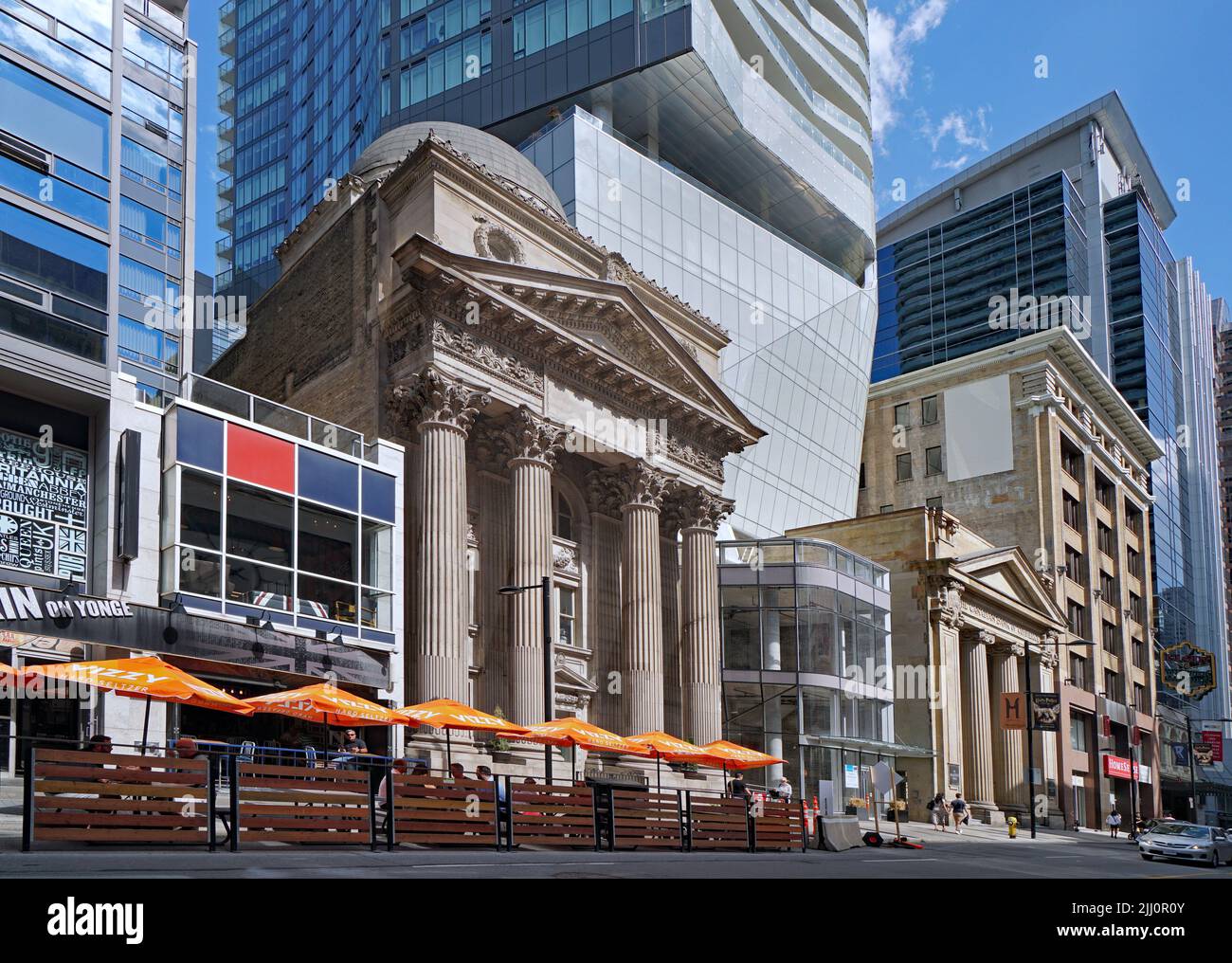 Toronto, Ontario, Canada - posti a sedere all'aperto in un pub in Yonge Street nel centro di Toronto, con facciate in stile classico del 19th secolo conservate in m. Foto Stock