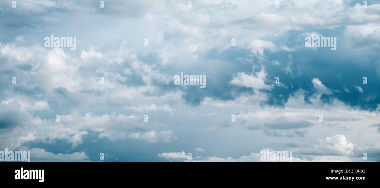 Sfondo blu grigio nuvole, cielo drammatico, bel paesaggio nuvoloso, grande dimensione banner Foto Stock
