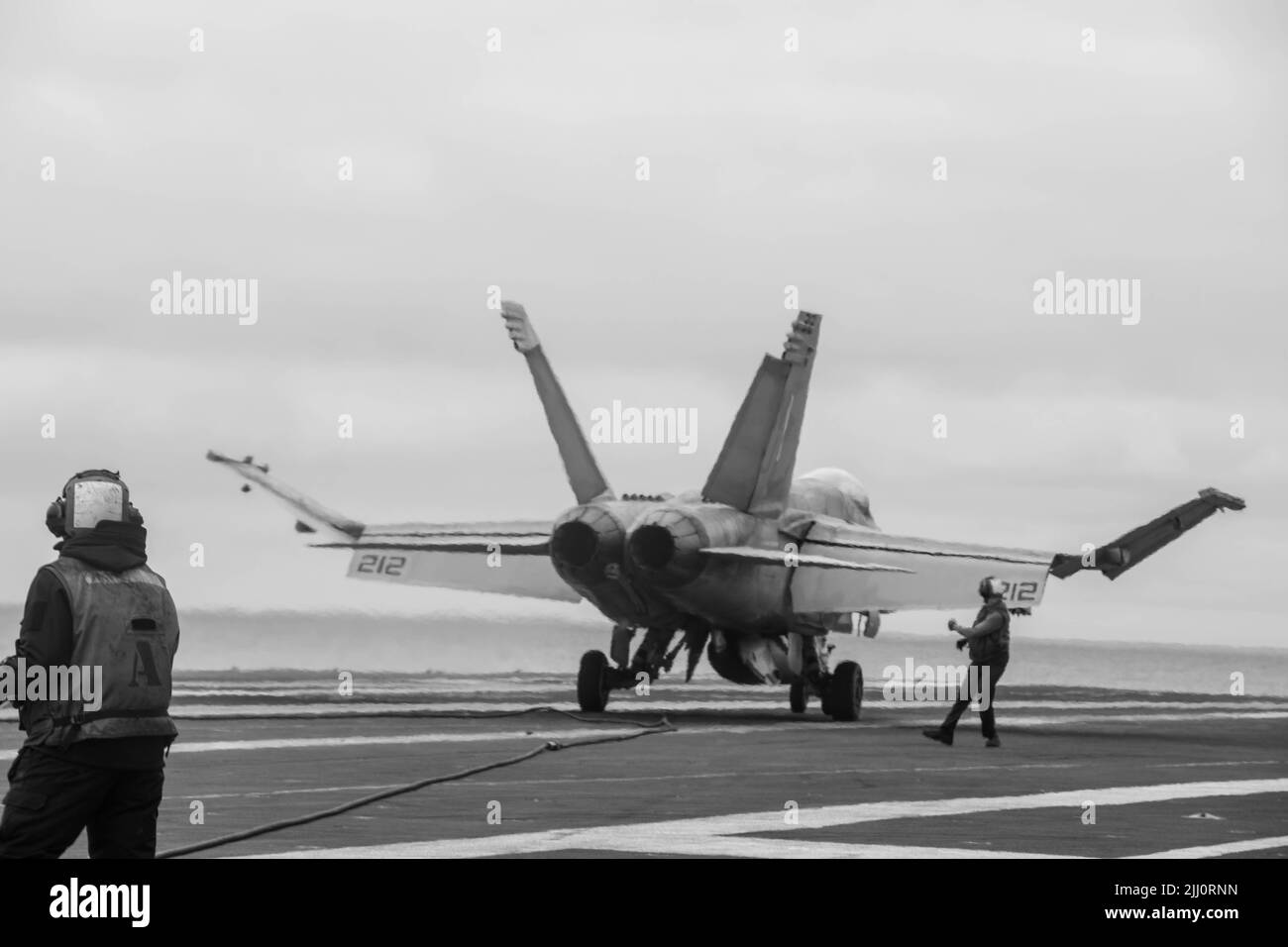 220714-N-YS933-1066 OCEANO PACIFICO (14 luglio 2022) il vettore aereo USS Nimitz (CVN 68) effettua operazioni di volo. Nimitz è in corso nell'area operativa della flotta USA 3rd. (STATI UNITI Foto Navy di Mass Communications Specialist 2nd Classe Lorenzo Fekieta-Martinez) Foto Stock