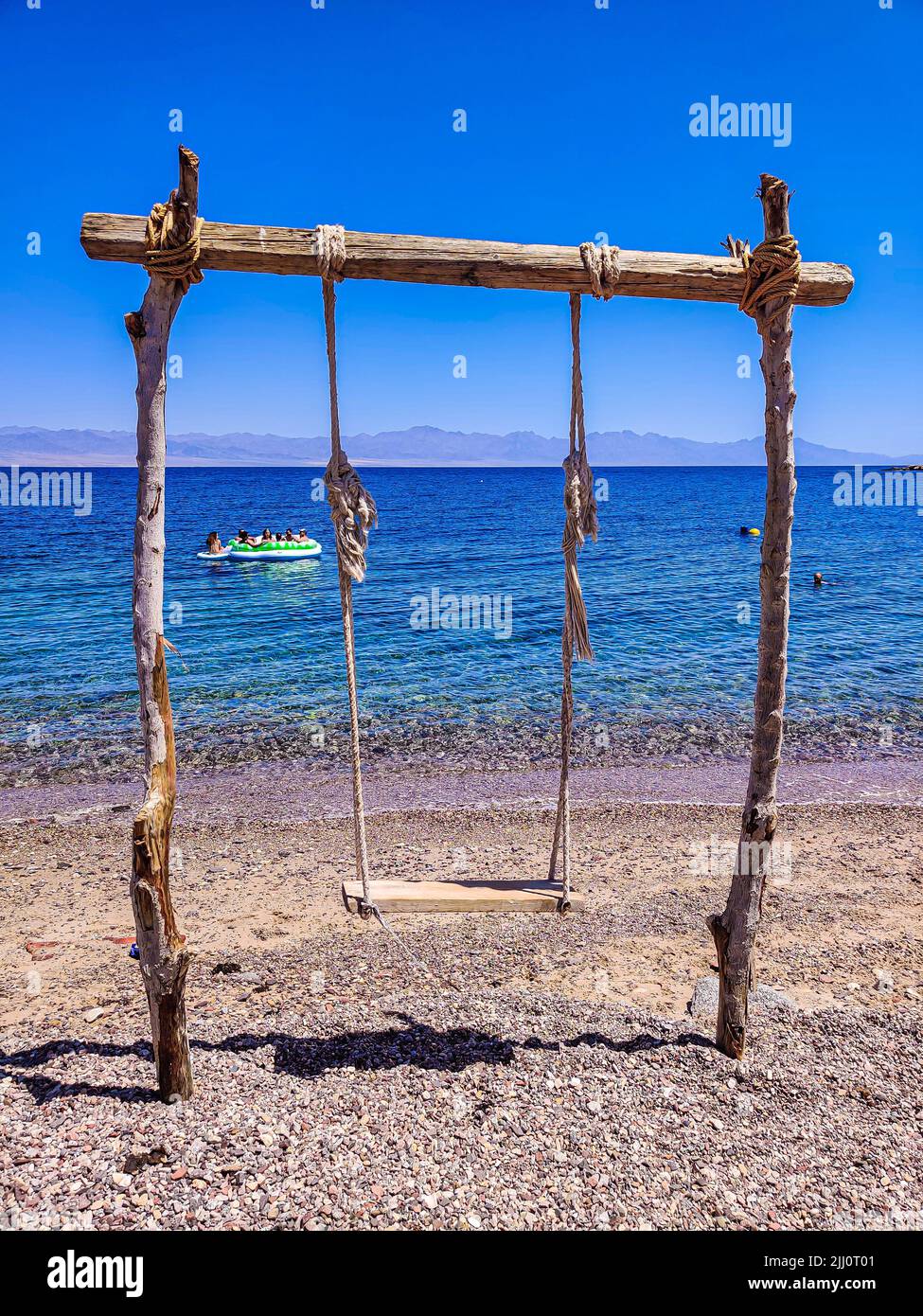 Cute Swing sul mare stupefacente in Ras Shitan, Dahab, Taba, Sinai, Egitto Foto Stock