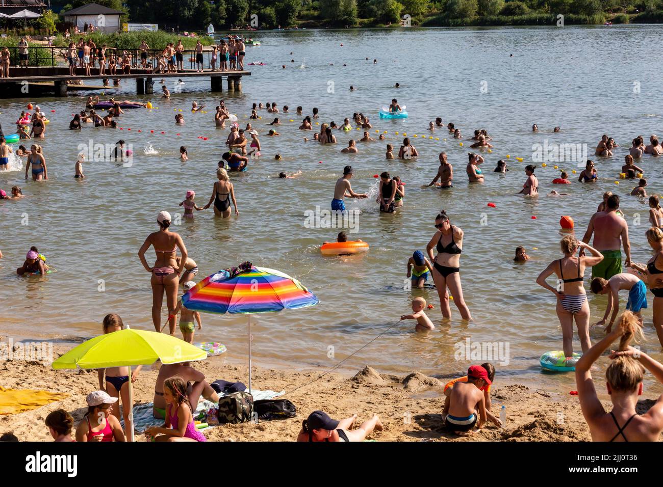 Cracovia, Polonia. 21st luglio 2022. La gente è vista fare il bagno al lago di Bagry a Kraków mentre l'onda di calore si muove attraverso le parti centrali ed orientali dell'Europa. Credit: SOPA Images Limited/Alamy Live News Foto Stock