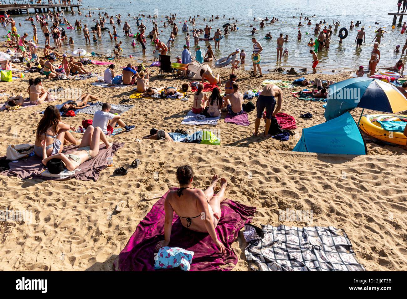 Cracovia, Polonia. 21st luglio 2022. La folla è vista rilassarsi in una spiaggia pubblica al lago di Bagry a Cracovia mentre l'onda di calore si muove attraverso le parti centrali e orientali dell'Europa. Credit: SOPA Images Limited/Alamy Live News Foto Stock