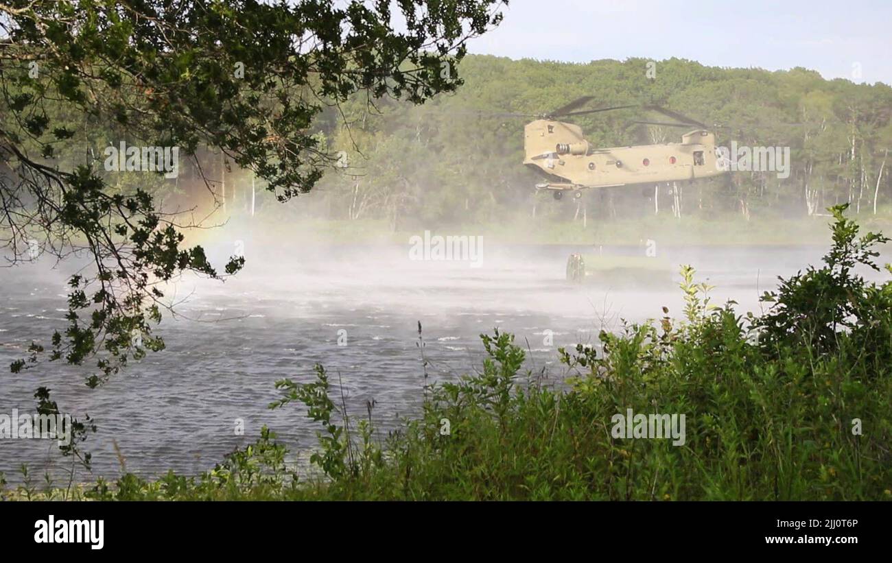 Dopo aver fatto rafting sul lago, gli elicotteri da sollevamento pesante CH-47 Chinook della Expeditionary Combat Aviation Brigade (ECAB) del Minnesota del 34th hanno caricato ulteriori sezioni di ponte nel lago, consentendo agli ingegneri di assemblare un ponte galleggiante completo da una sponda all'altra. (STATI UNITI Foto dell'esercito di Sgt. Austyn Flippin) Foto Stock