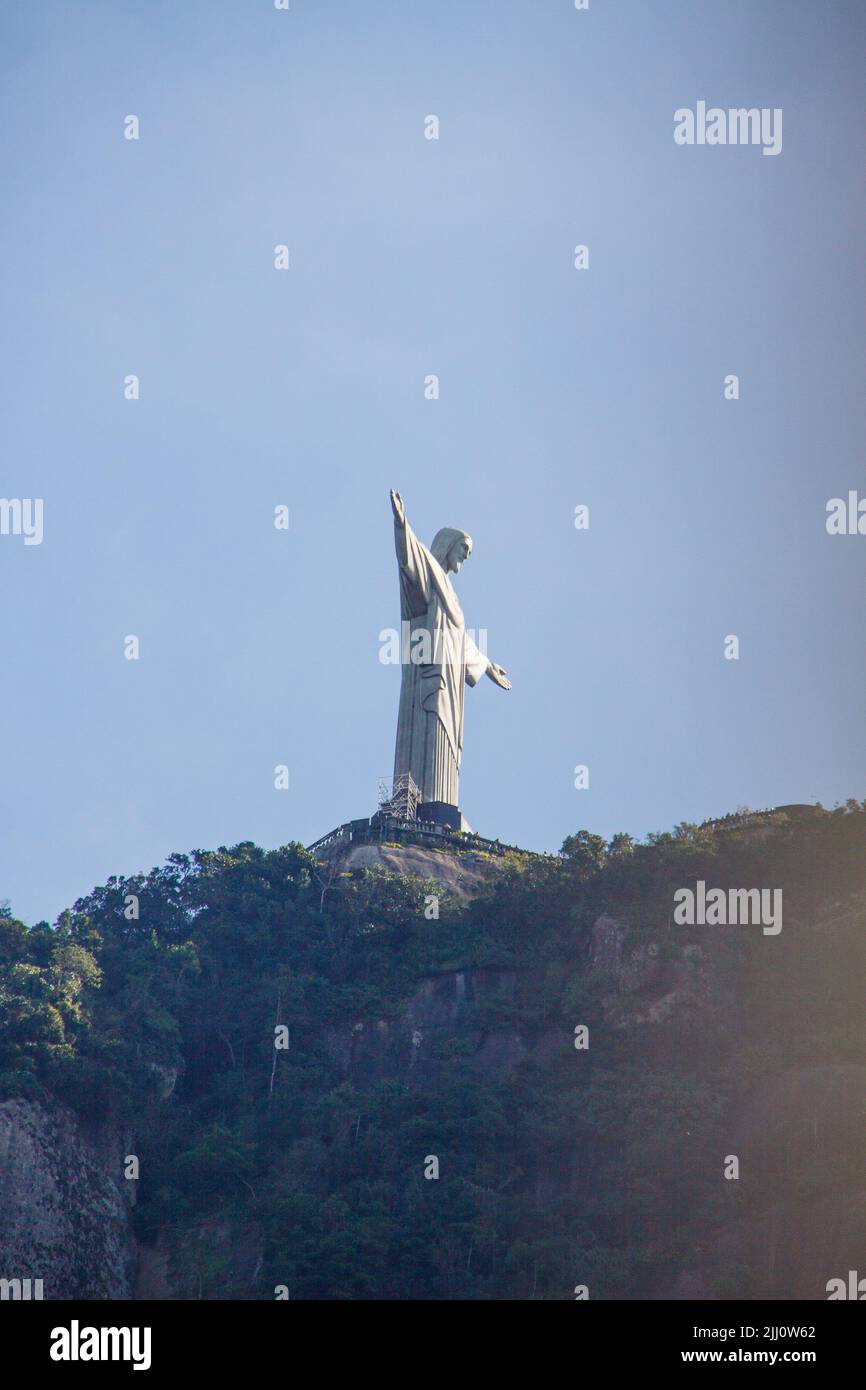 Cristo Redentore a Rio de Janeiro, Brasile - 28 maggio 2022 : Statua di Cristo Redentore vista dal quartiere di Humaita a Rio de Janeiro. Foto Stock