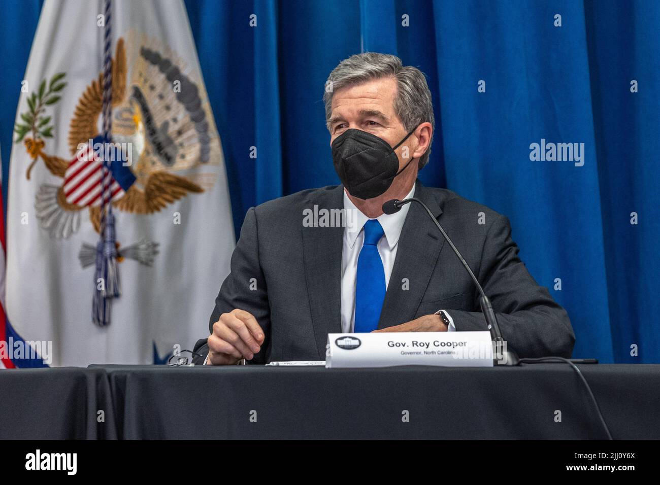 Il governatore Roy Cooper (democratico del North Carolina) parla durante l'incontro con i legislatori dello stato del North Carolina sui diritti riproduttivi al Carole Hoefener Center di Charlotte, North Carolina, USA, giovedì 21 luglio, 2022. La sentenza della Corte Suprema a Dobbs contro Jackson Women's Health Organization ha smantellato il diritto costituzionale ad un aborto stabilito da Roe contro Wade. Credito: Grant Baldwin/Pool via CNP/MediaPunch Foto Stock