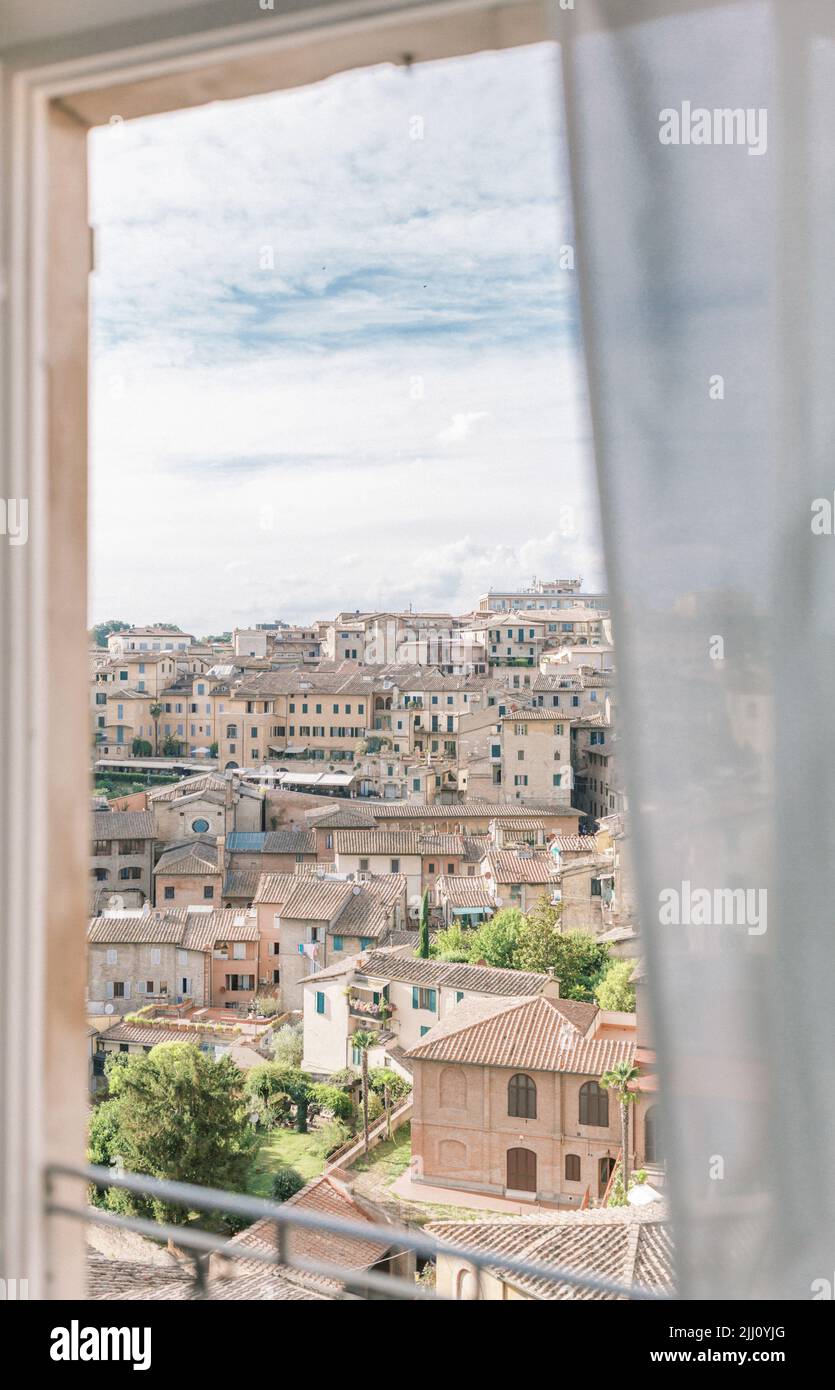Vista dei tetti italiani a Siena, Italia da una finestra Foto Stock