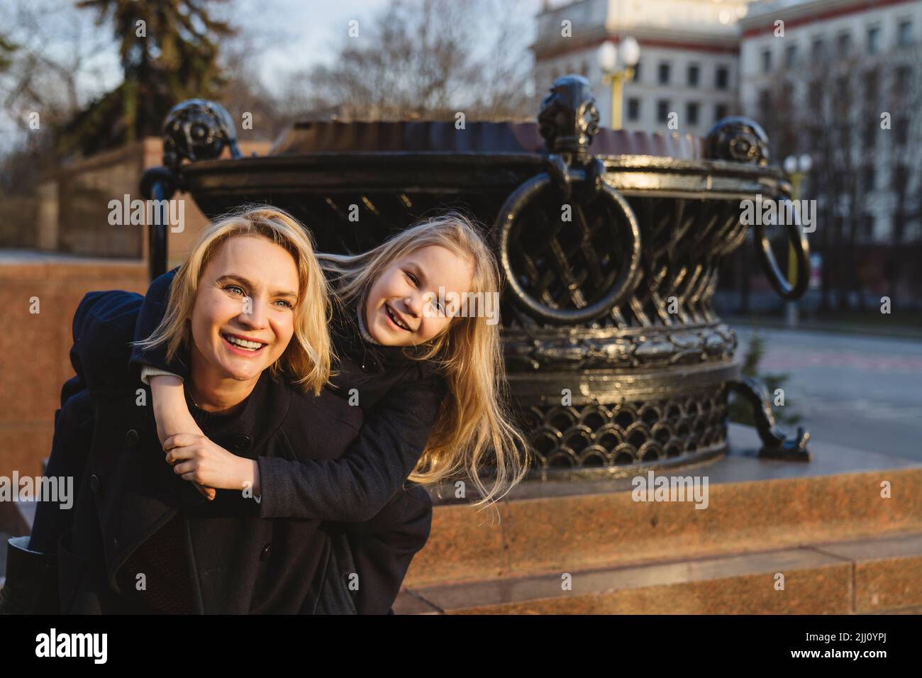 Ritratto di una felice madre e figlia in città. Foto Stock