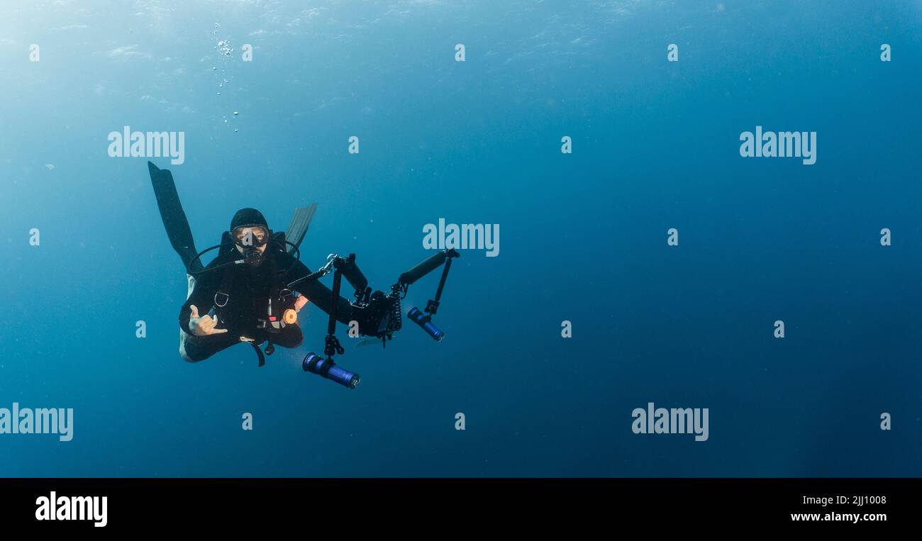Fotografo subacqueo che si tuffa nella barriera corallina di Tubbataha Foto Stock