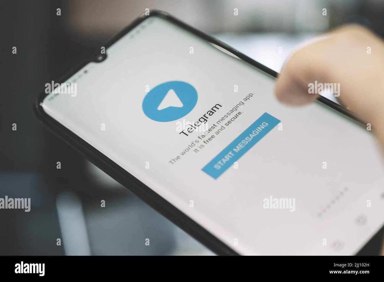 Barnaul. Russia. 9 febbraio 2021: Icona dell'applicazione telegramma su primo piano dello schermo. Icona dell'app telegramma. Telegramma è un social network online. Sociale Foto Stock
