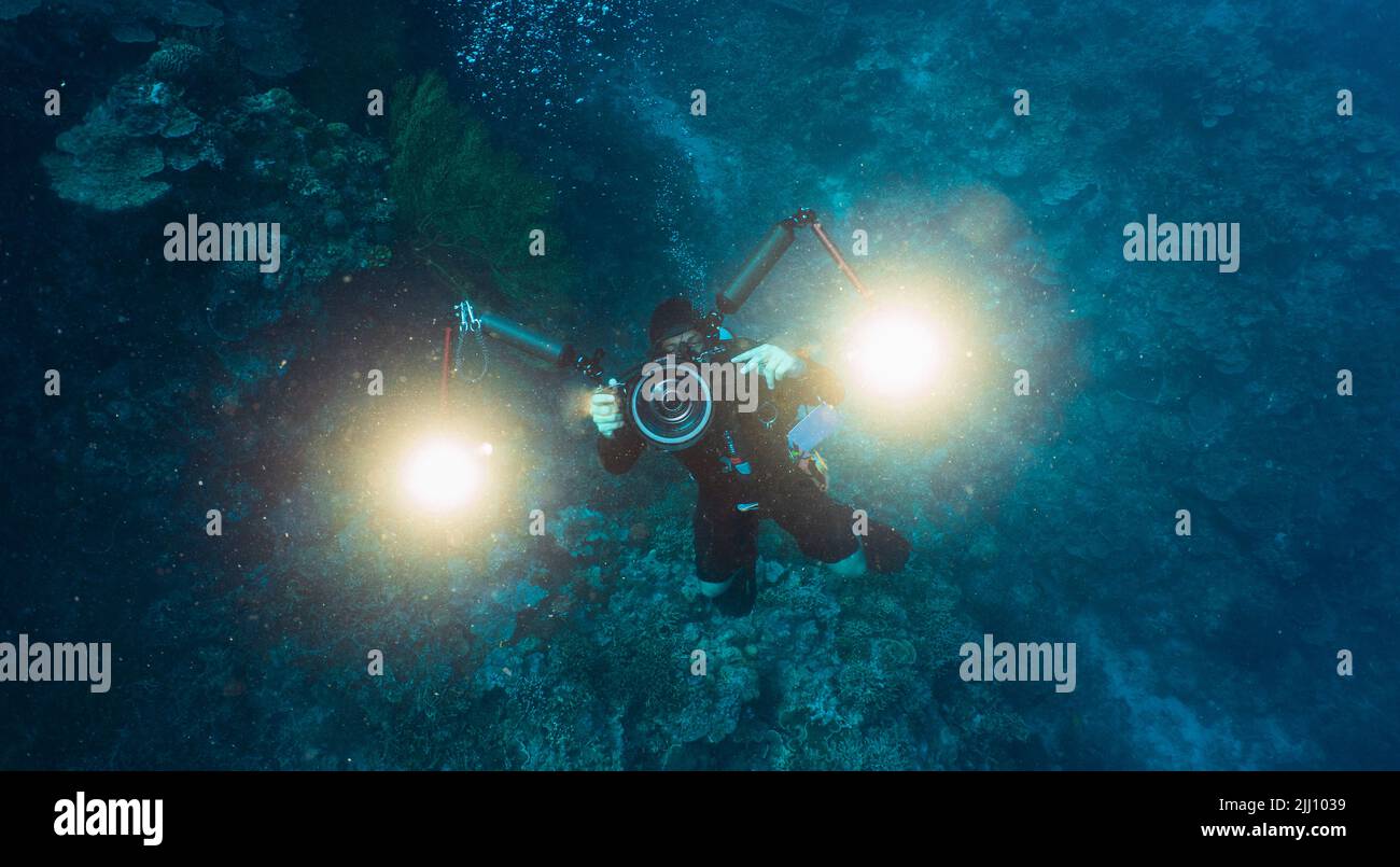 Fotografo subacqueo che si tuffa nella barriera corallina di Tubbataha Foto Stock