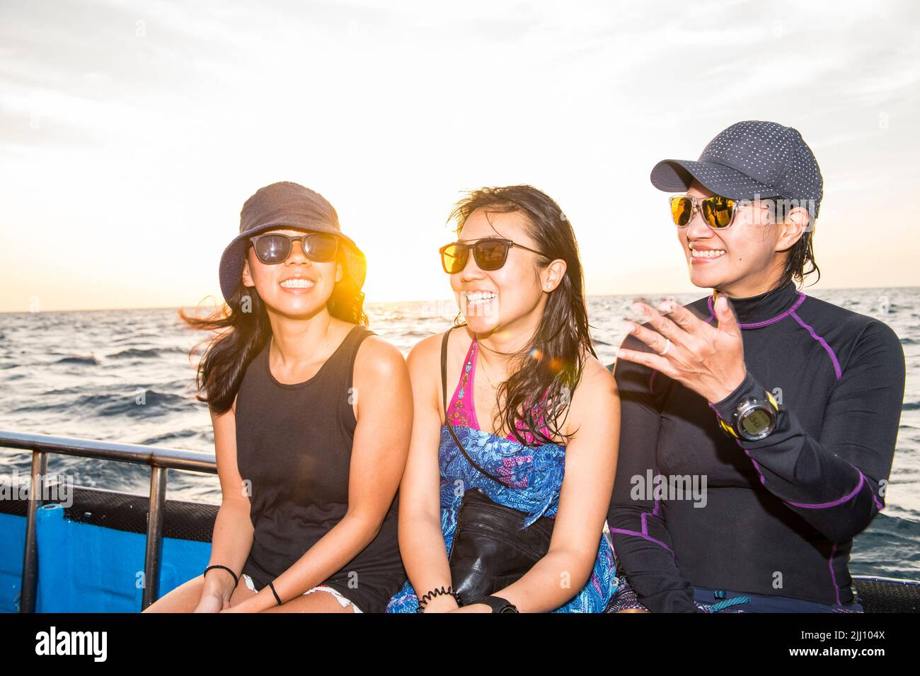 Tre amici femminili in una gita in barca alla barriera corallina di Tubbataha Foto Stock