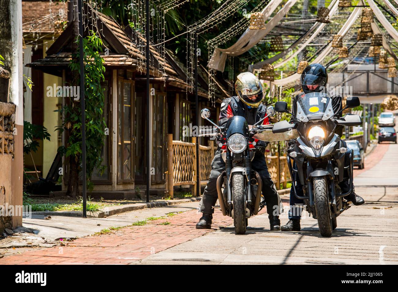 Due uomini che controllano la mappa sul viaggio in moto nel nord della Thailandia Foto Stock