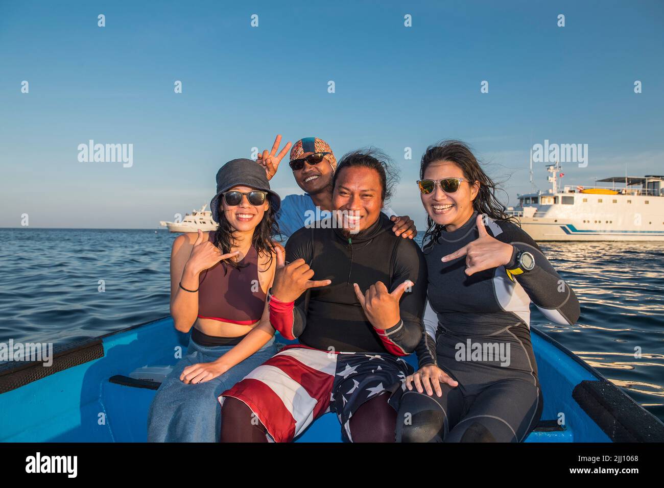 Amici in una gita in barca alla barriera corallina di Tubbataha Foto Stock