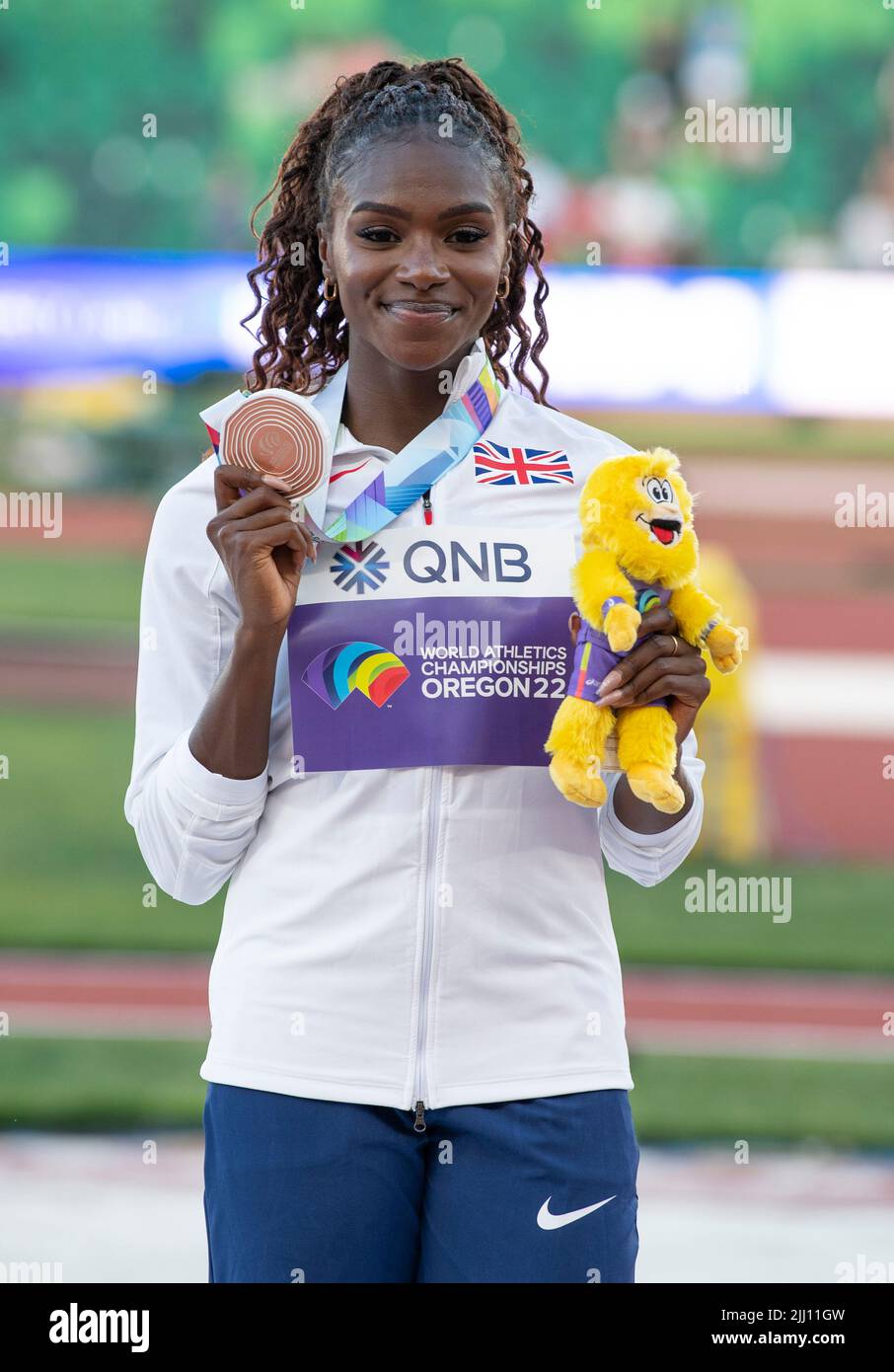 Eugene, Stati Uniti. 21st luglio 2022. Dina Asher-Smith (GB&NI) con la sua medaglia di bronzo nella finale femminile del 200m il giorno sette al World Athletics Championships, Hayward Field, Eugene, Oregon USA il 21st luglio 2022. Foto di Gary Mitchell/Alamy Live News Foto Stock