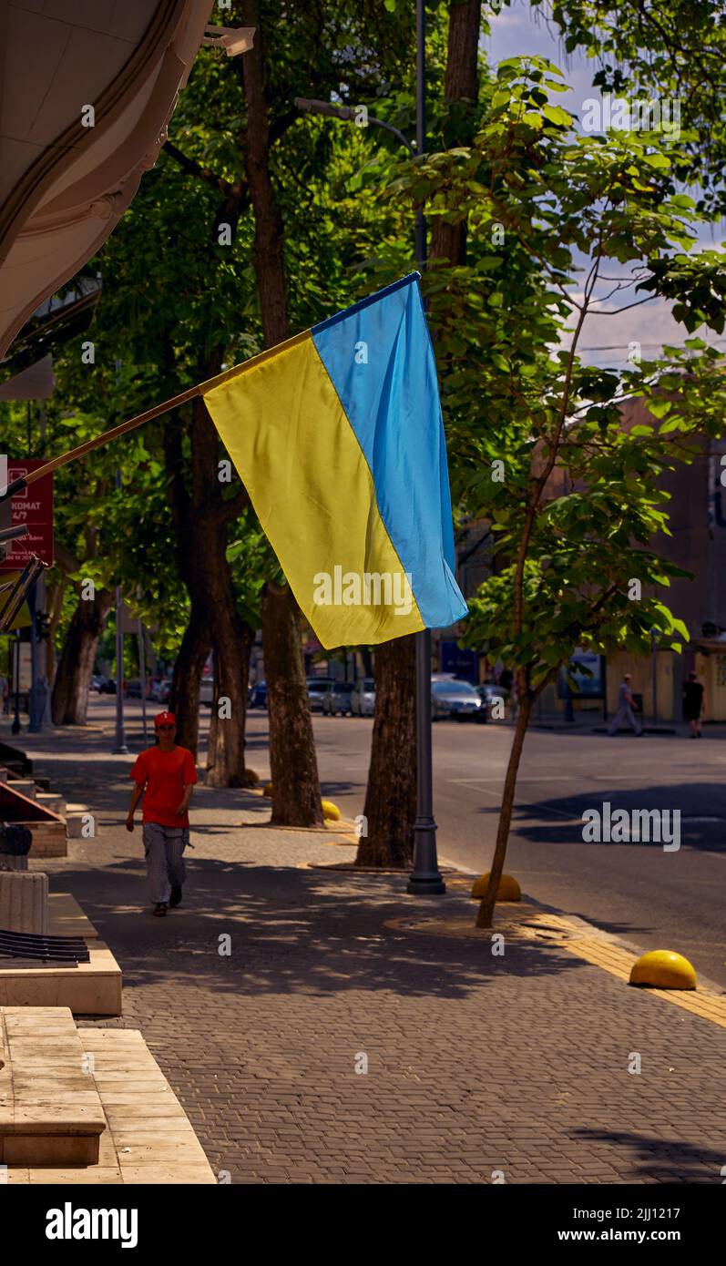 Bandiera Ucraina su una delle strade di Odessa, Ucraina. Foto Stock