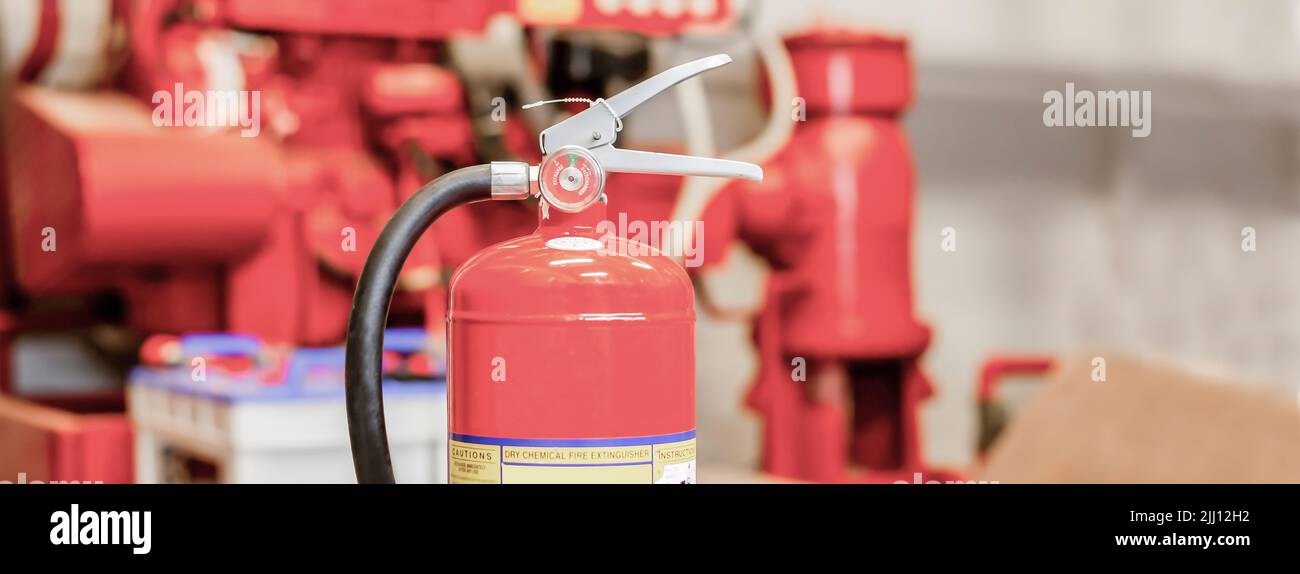 L'estintore rosso è pronto per l'uso in caso di emergenza antincendio interna. Foto Stock