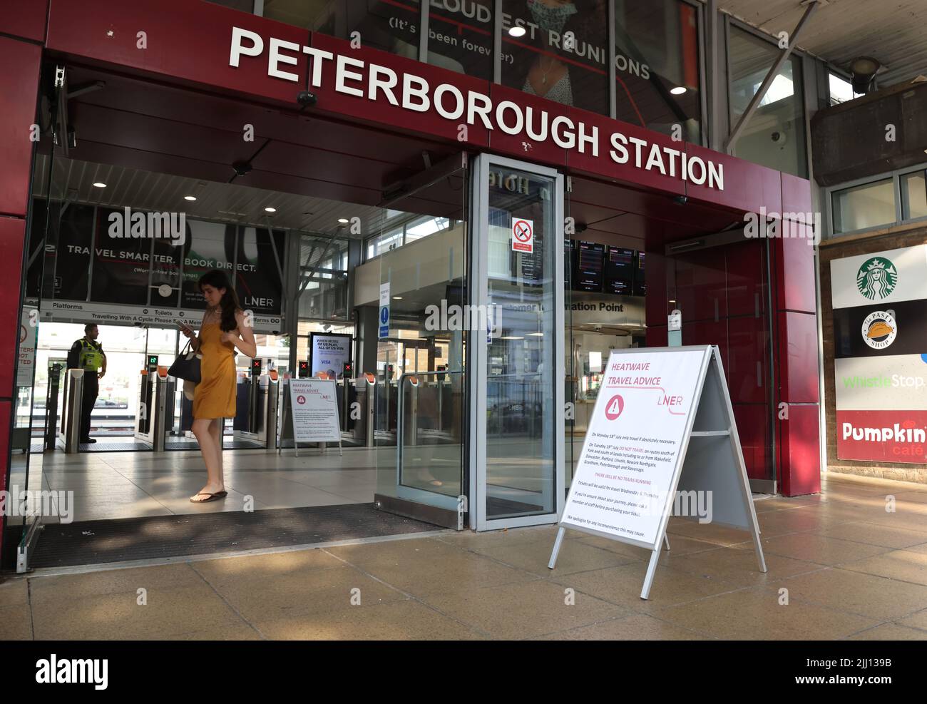 Peterborough, Regno Unito. 19th luglio 2022. Stazione ferroviaria di Peterborough con avvisi e cartelli di cancellazione, in quello che si prevede sarà il giorno più caldo dell'anno, come le alte temperature sono previste per essere record massimi. LNER non sarà in funzione treni da Kings Cross a causa del calore eccessivo che colpisce i binari e le linee aeree. Credit: Paul Marriott/Alamy Live News Foto Stock