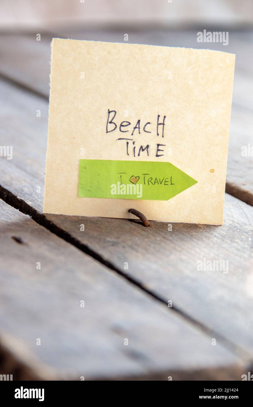 Cartello con l'iscrizione Beach Time. Idea di viaggio estivo. Foto Stock