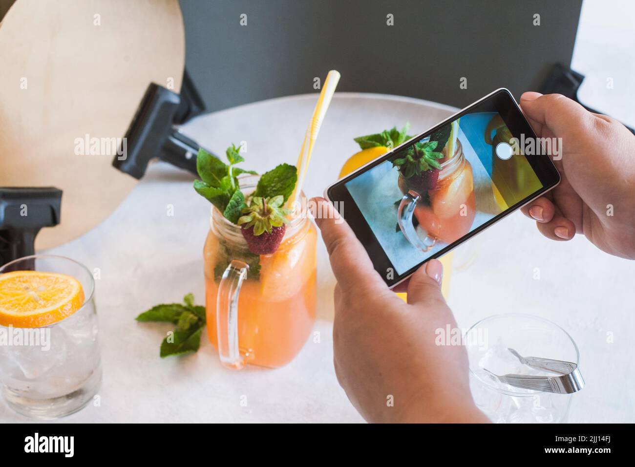 Backstage di fotografia alimentare di cocktail di frutta Foto Stock