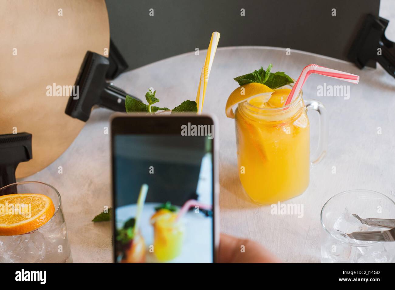 Backstage di fotografia alimentare di cocktail di frutta Foto Stock