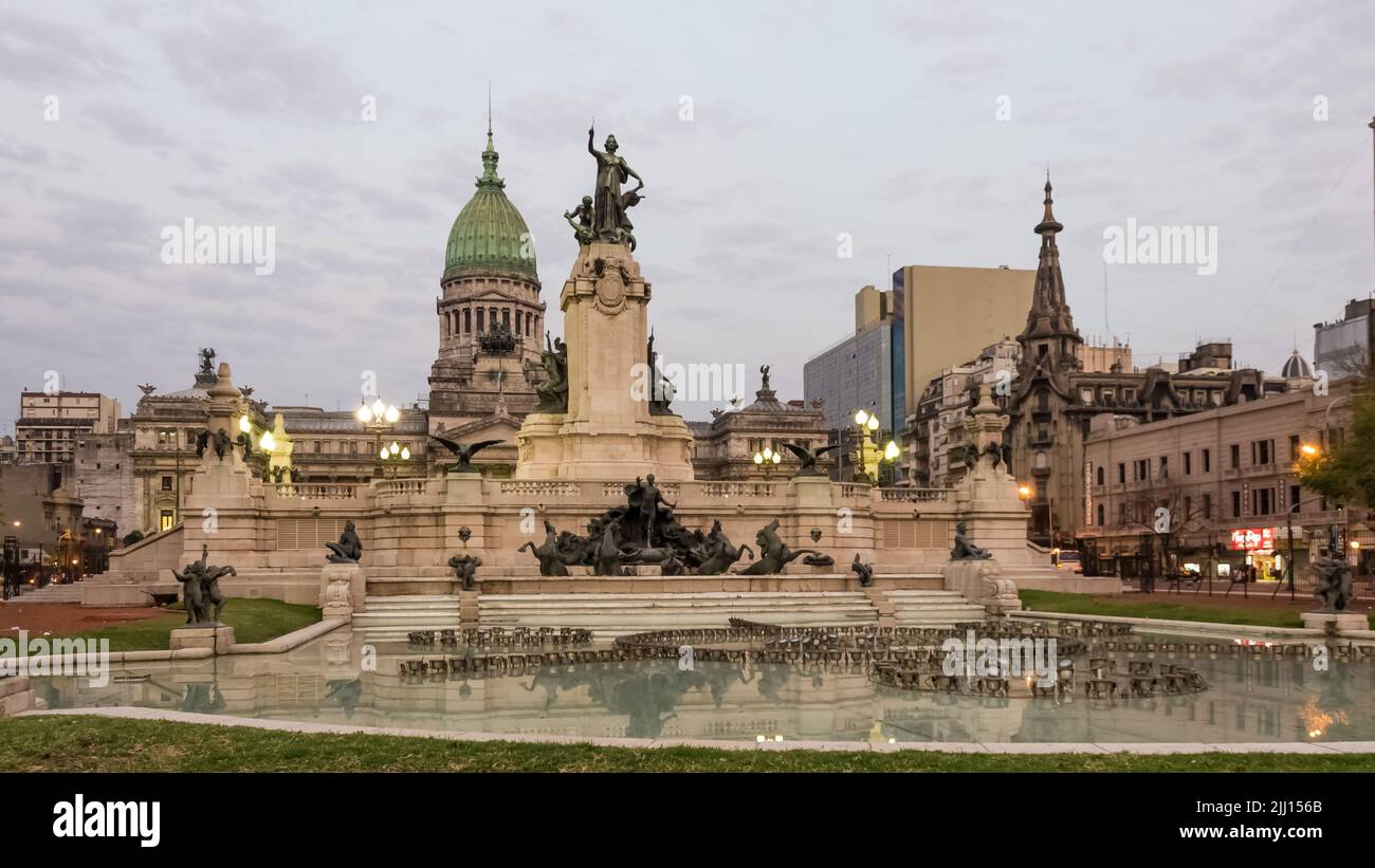 Dettaglio architettonico del Monumento ai due Congressi, Parco pubblico della Plaza del Congresso di Buenos Aires. Foto Stock