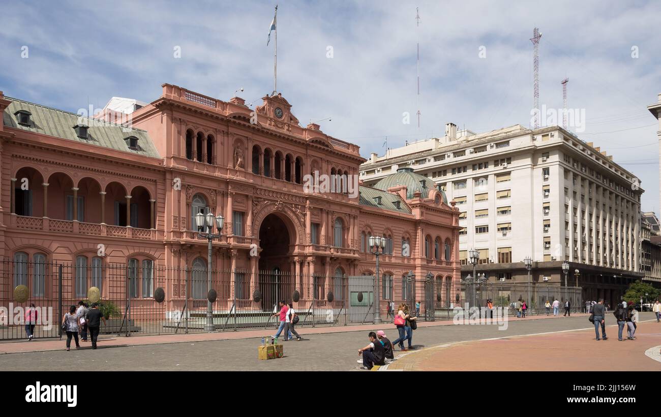 La gente che visita la Casa Rosada (Casa Rosa), il palazzo esecutivo e l'ufficio del presidente dell'Argentina, in una domenica mattina soleggiata Foto Stock