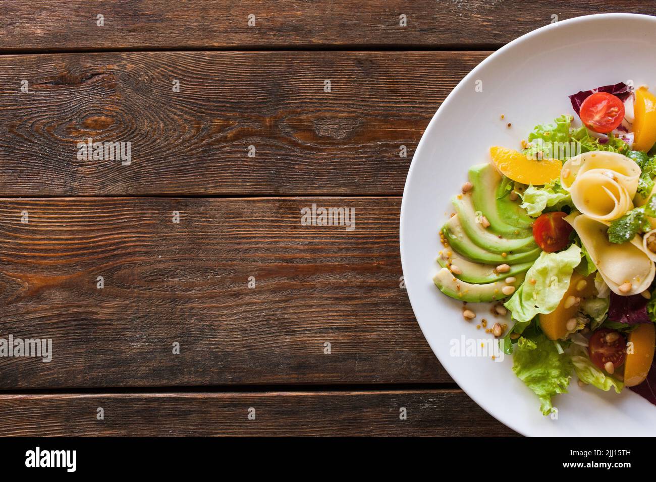 Insalata di lattuga con formaggio e frutta Foto Stock