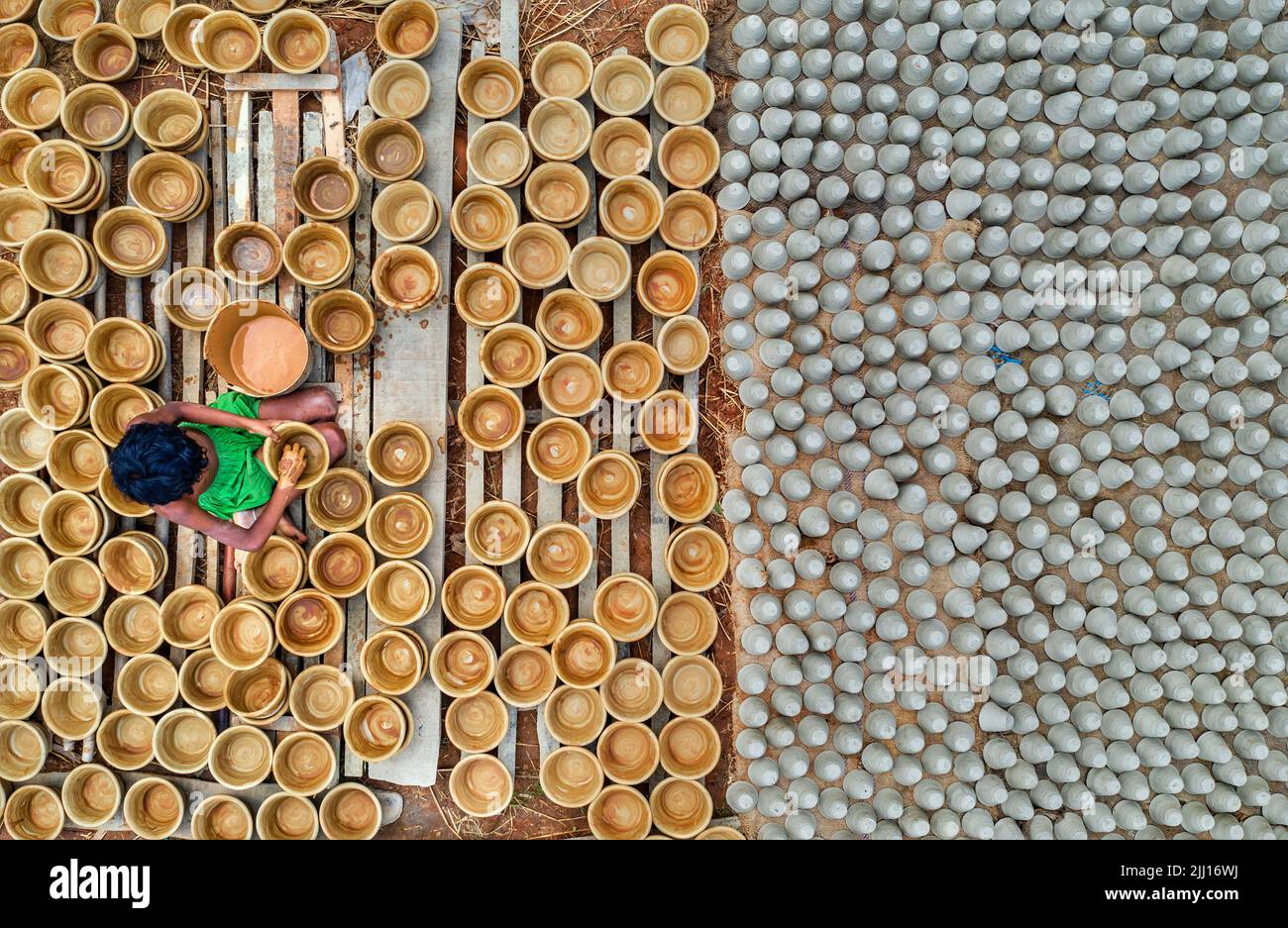 Ceramiche che filano l'argilla a mano nel Bangladesh rurale, mostrando la vita del villaggio, i toni della terra, la produzione tradizionale di ceramiche, artigianato artigianale, cultura locale Foto Stock