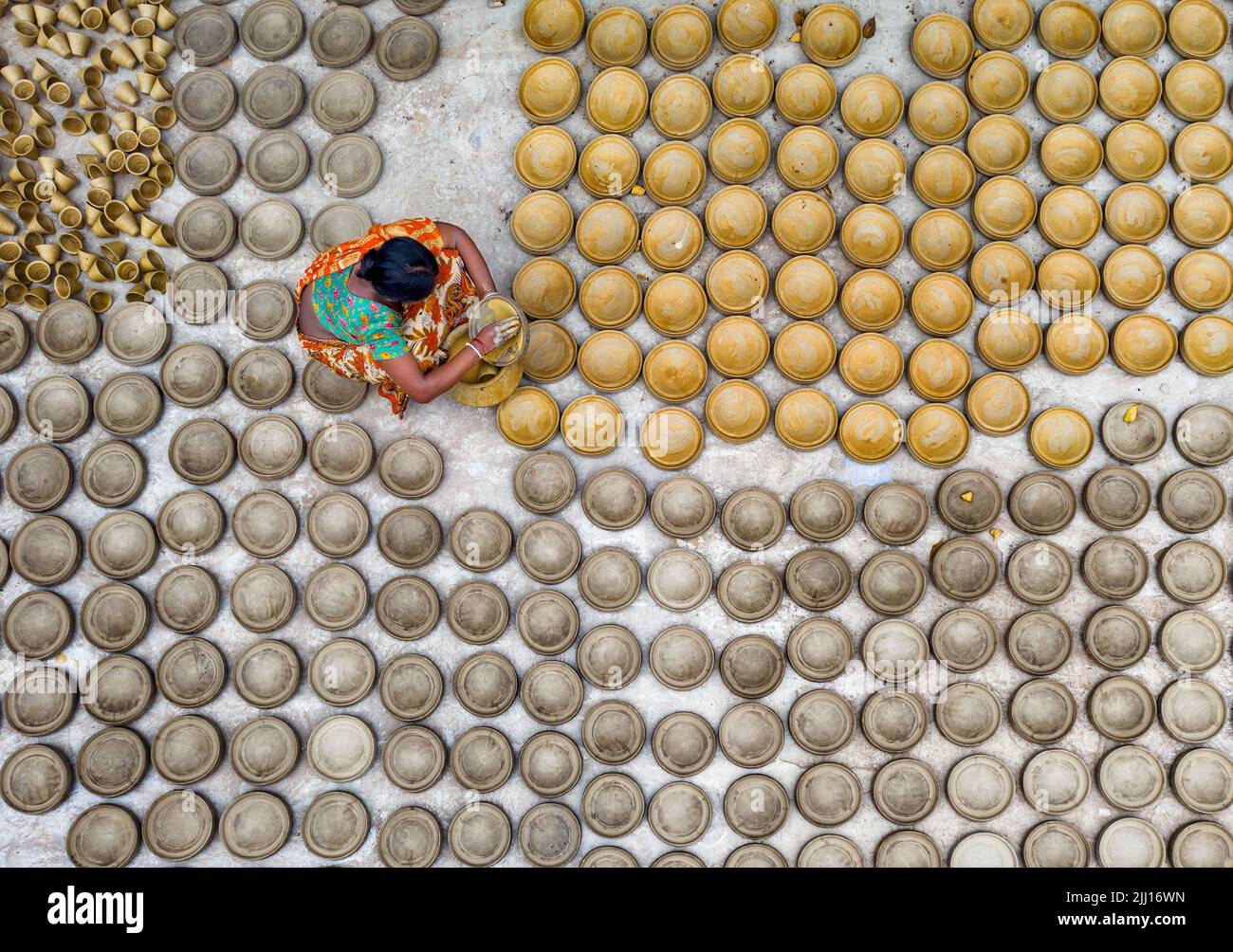 Ceramiche che filano l'argilla a mano nel Bangladesh rurale, mostrando la vita del villaggio, i toni della terra, la produzione tradizionale di ceramiche, artigianato artigianale, cultura locale Foto Stock