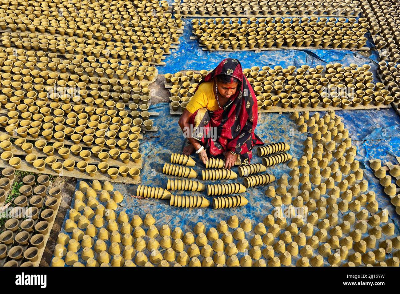 Ceramiche che filano l'argilla a mano nel Bangladesh rurale, mostrando la vita del villaggio, i toni della terra, la produzione tradizionale di ceramiche, artigianato artigianale, cultura locale Foto Stock