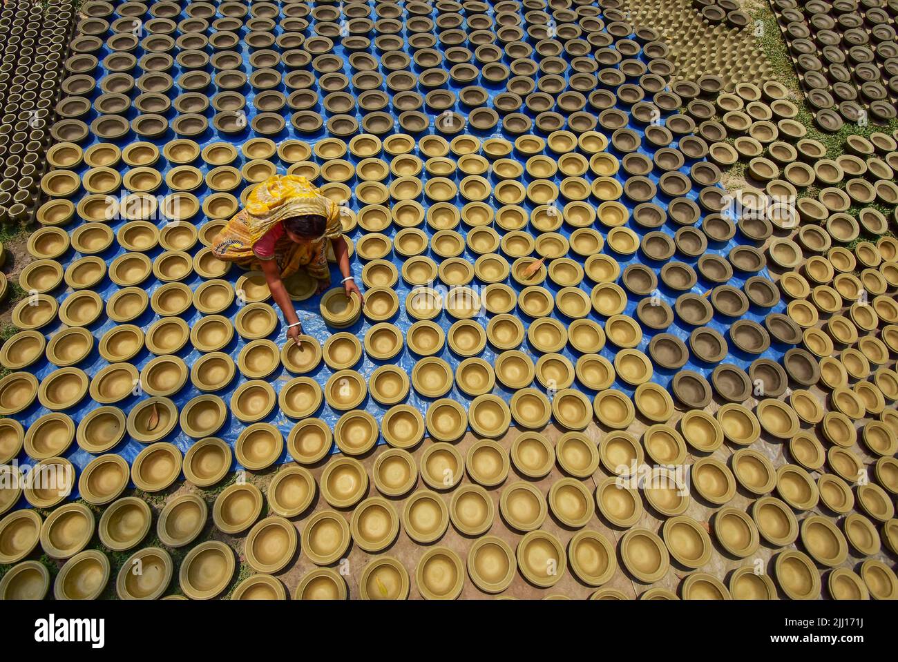 Ceramiche che filano l'argilla a mano nel Bangladesh rurale, mostrando la vita del villaggio, i toni della terra, la produzione tradizionale di ceramiche, artigianato artigianale, cultura locale Foto Stock
