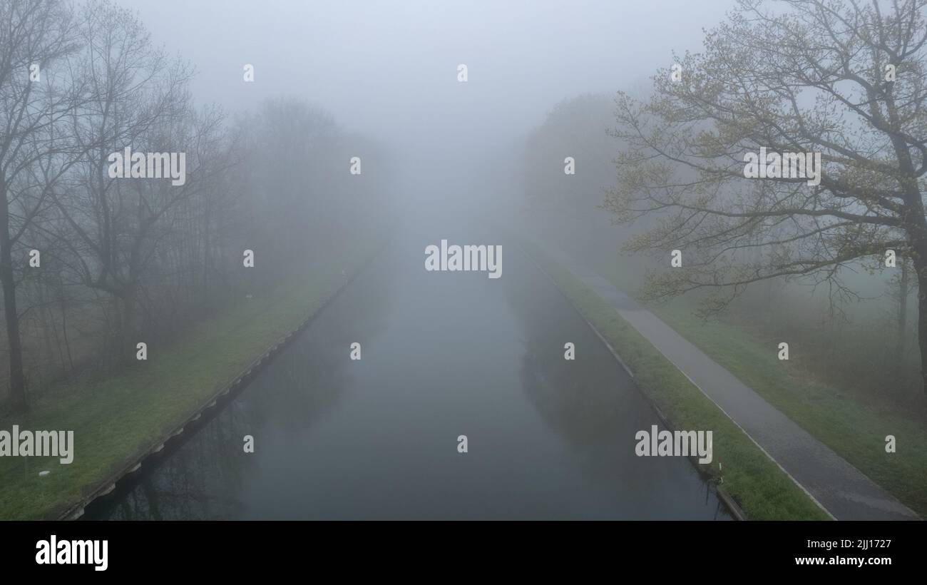 Vista panoramica da un drone che vola sul fiume. Carta da parati fotografica pittoresca. Scopri la bellezza della terra. Foto di alta qualità Foto Stock