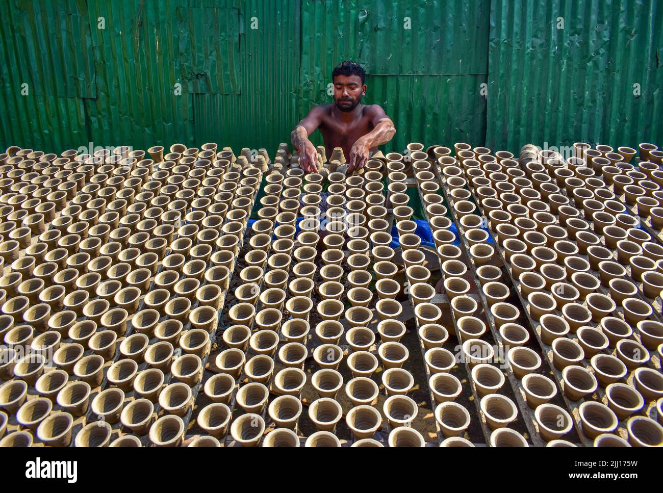 Ceramiche che filano l'argilla a mano nel Bangladesh rurale, mostrando la vita del villaggio, i toni della terra, la produzione tradizionale di ceramiche, artigianato artigianale, cultura locale Foto Stock