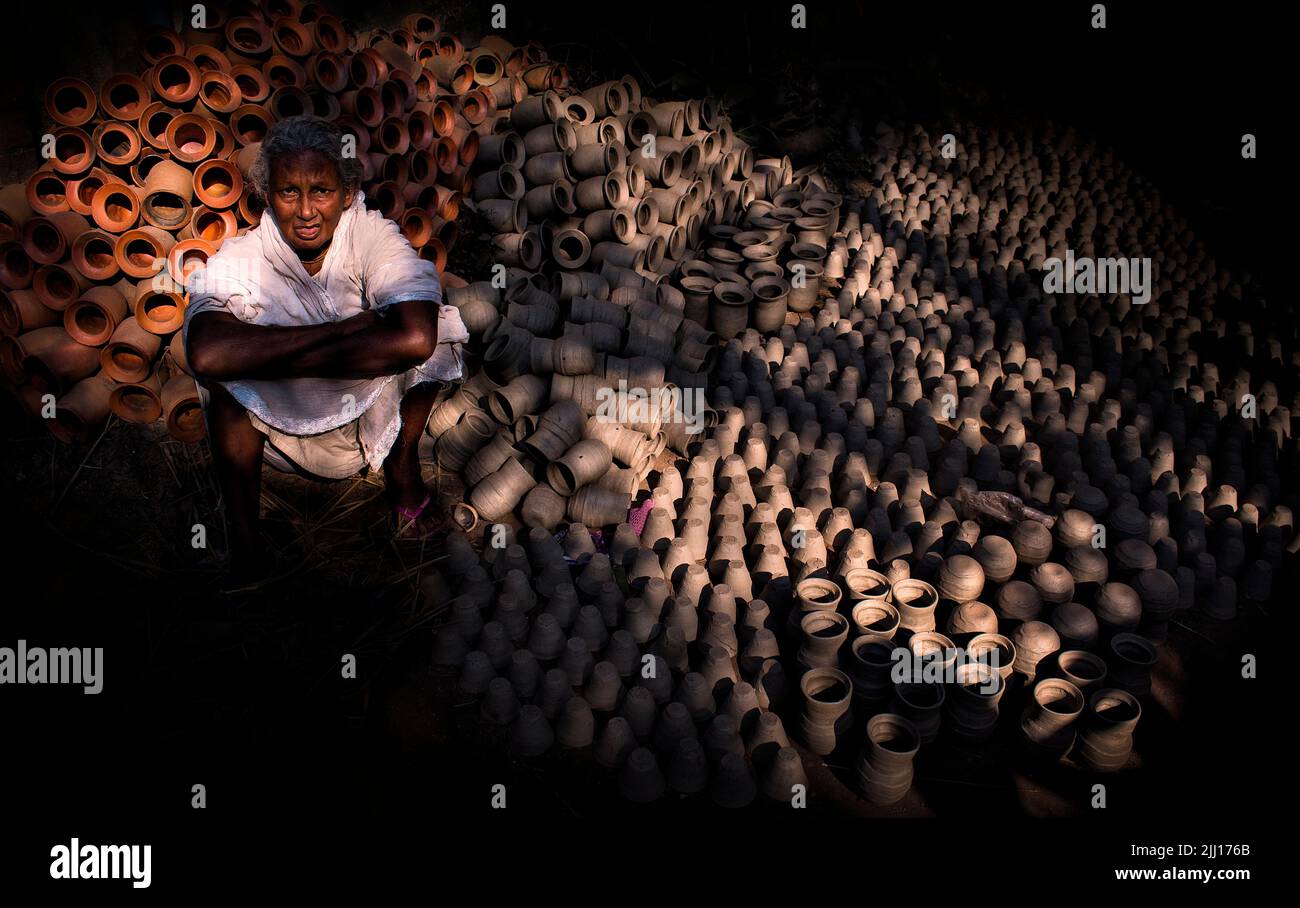 Ceramiche che filano l'argilla a mano nel Bangladesh rurale, mostrando la vita del villaggio, i toni della terra, la produzione tradizionale di ceramiche, artigianato artigianale, cultura locale Foto Stock