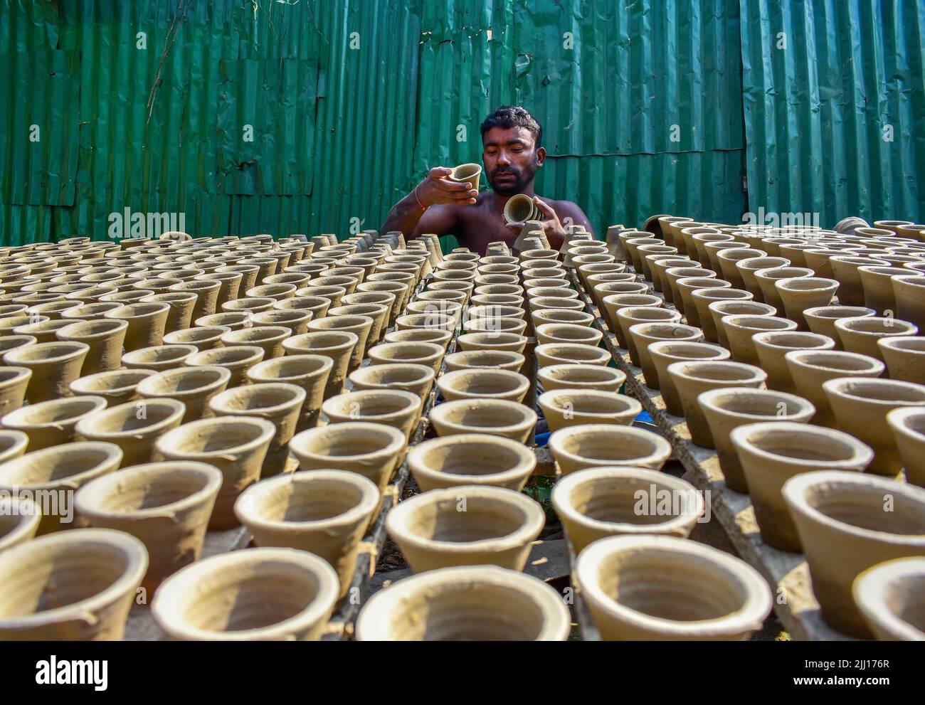 Ceramiche che filano l'argilla a mano nel Bangladesh rurale, mostrando la vita del villaggio, i toni della terra, la produzione tradizionale di ceramiche, artigianato artigianale, cultura locale Foto Stock